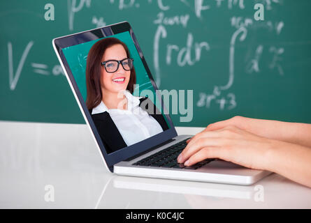 Bild Online-Vorlesung am Laptop im Klassenzimmer Hochschulstudenten beschnitten Stockfoto