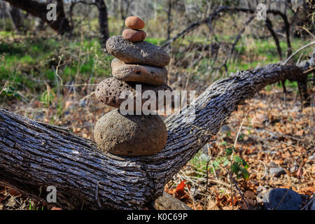 Ein Felsen Carin markiert den Weg entlang den Oak Creek in der Nähe von Sedona, Arizona. Stockfoto