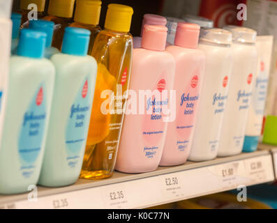 Johnsons Baby Produkte am Verkauf in der Apotheke, Talkum, Baby Powder, Baby Badewanne, baby Lotion. Apotheke. Stockfoto