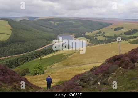 Ein Blick über ladybower reservor im Peak District, Derbyshire, von den Mauren und Hügeln oberhalb Stockfoto