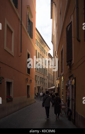 Rom, Italien, 20. Oktober 2016: typische kleine Einkaufsstraße im antiken Zentrum Stockfoto