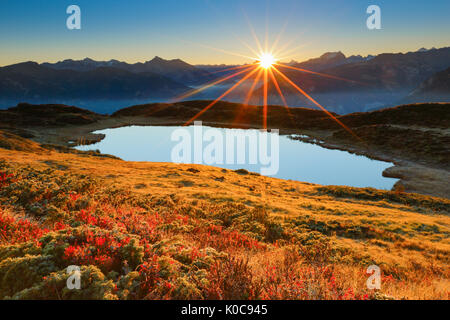 Bergsee in den Bündner Alpen Graubünden, Schweiz Stockfoto