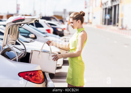 Frau Tasche im Kofferraum. Stockfoto