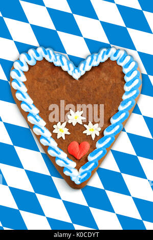 Oktoberfest Lebkuchenherz mit Kopie Speicherplatz auf bayerischen weiß Blaue Flagge Stockfoto