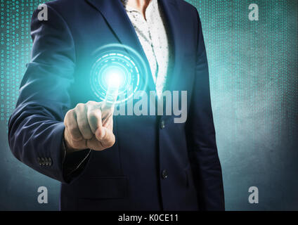 Geschäftsmann auf digitale blaues Licht. Stockfoto