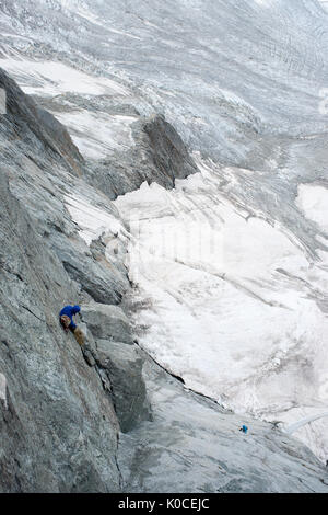 Ansicht des alpinen Team während Schwierigkeitsklettern bin auf Coeur in Spanish "rock Route auf Petit jorasses in Französische Alpen liegen. Gletscher im Hintergrund. Stockfoto