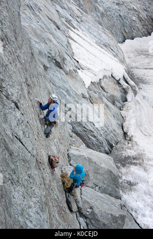 Ansicht des alpinen Team während Schwierigkeitsklettern bin auf Coeur in Spanish "rock Route auf Petit jorasses in Französische Alpen liegen. Gletscher im Hintergrund. Stockfoto