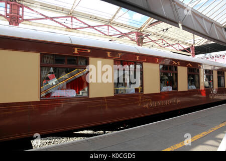 Ein Pullman Wagen auf Gleis 5, Bahnhof Crewe, derzeit (2017) eine der Plattformen für die Jungfrau Westküste Zügen verwendet Stockfoto