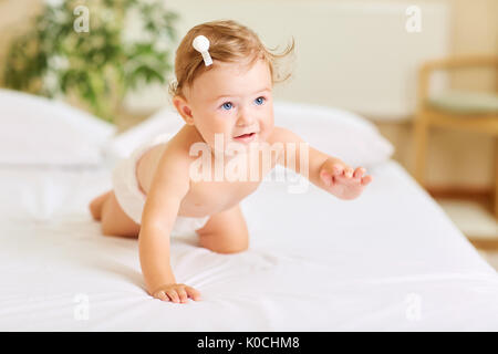 Baby Kind spielt auf dem Dach im Zimmer Stockfoto