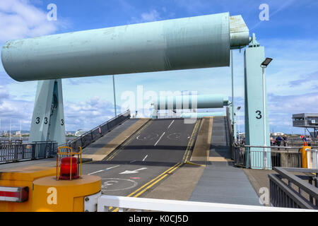 Die Cardiff Bay, Wales - 21. Mai 2017: Barrage, geschlossen mit der Straße nach unten geht. An einem hellen, sonnigen Frühsommer Tag genommen. Stockfoto