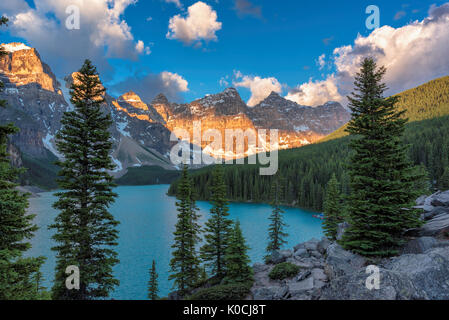 Sonnenaufgang am Lake Moraine mit im Tal der zehn Gipfel, Banff National Park Stockfoto