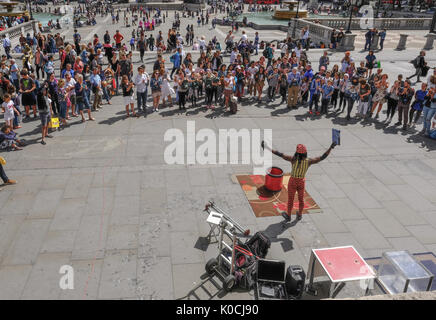 Trafalgar Square, London, UK - 21. Juli 2017: Street Performer mit großen Menschenmenge zu beobachten. Von der National Portrait Gallery. Stockfoto