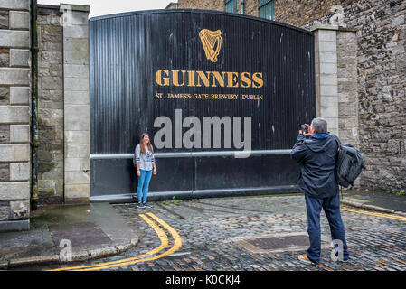 DUBLIN, Irland - 14 August: Touristen unter Foto bei der St. James Gate des Guinness Storehouse Brauerei. Das Guinness Storehouse ist eine beliebte Tour