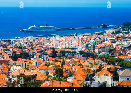 Stadtbild und Kreuzfahrtschiffe im Hafen. Funchal. Madeira, Portugal, Europa. Stockfoto