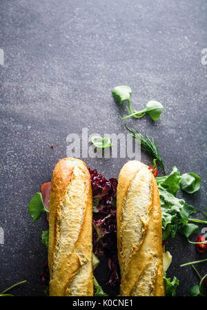 Sandwich. Fast food. Deli Sandwich mit Gemüse Stockfoto