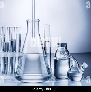 Verschiedene Laboratorien Becher und Gläser. Monochrom. Stockfoto