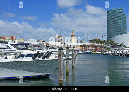 Ein Blick von der Marina in Bayside mit Blick auf Downtown Miami Stockfoto