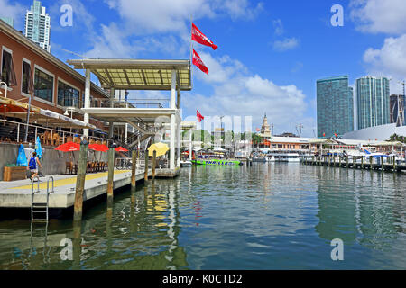 Ein Blick von der Marina in Bayside mit Blick auf Downtown Miami Stockfoto