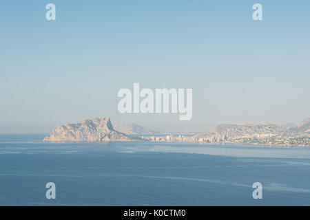 Penon de Ifach in Calpe, Spanien, mit Benidorm in der Ferne Stockfoto