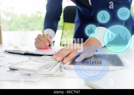 Business Mann berechnen Buchhalter oder Bankier und Berechnungen. Einsparungen, die Finanzen und die Wirtschaft Konzept. Stockfoto