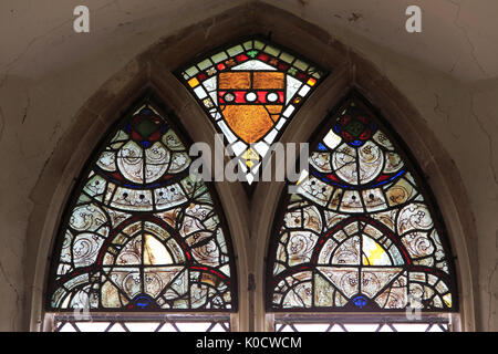 Kirche der Heiligen Peter und Paul, Pettistree, Suffolk, England, UK zwölften Jahrhundert Fenster aus buntem Glas. Stockfoto