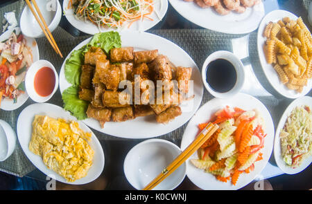 Vietnamesische Küche auf dem Tisch, Frühlingsrollen, Eier, Garnelen Stockfoto