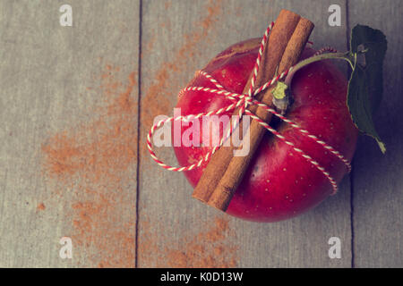 Frische rote Apfel mit Zimtstangen und Zimt. Konzept für Thanksgiving und Weihnachten Stockfoto