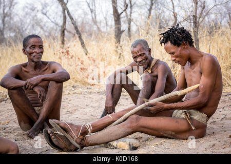 Saan Männer arbeiten in Buschmann Jäger Lebendige Geschichte Dorf. Grashoek, Otjozondjupa, Namibia, Afrika. Stockfoto