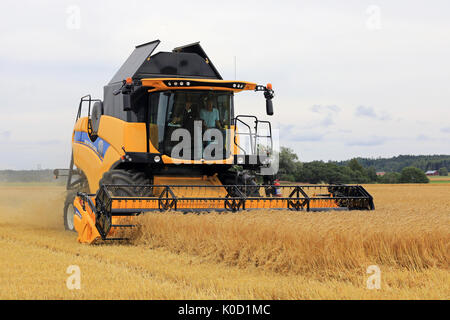 SALO, Finnland - 18. AUGUST 2017: New Holland CX 5,80 RS ernten reife Gerste auf Puontin Peltopaivat landwirtschaftliche Ernten 2017 und Cultivati kombinieren Stockfoto