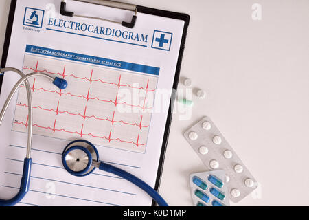 Ergebnisse der Untersuchung des Herzens mit Zwischenablage Elektrokardiogramm präsentieren. Ostetoscope und Behandlung Pillen auf weißer Tisch. Ansicht von oben. Horizontale Stockfoto