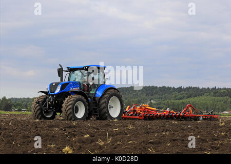 SALO, Finnland - 18. AUGUST 2017: Landwirt pflegt Feld mit New Holland Traktoren und Potila Magnum 700 Plus Egge an Puontin Peltopaiva Stockfoto