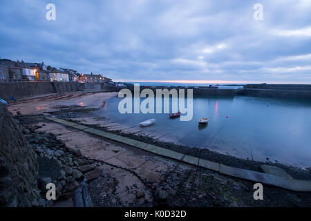 Mousehole Harbour in Cornwall bei Sonnenaufgang. Stockfoto