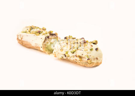 Nahaufnahme von cut Eclair mit weißer Creme und Muttern über Weiß isoliert Stockfoto