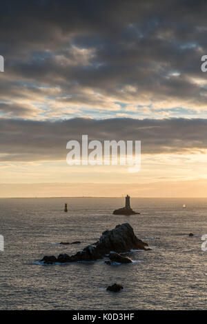 Vieille Leuchtturm von Raz Punkt bei Sonnenuntergang. Plogoff, Finistère, Bretagne, Frankreich. Stockfoto