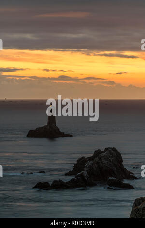 Vieille Leuchtturm von Raz Punkt bei Sonnenuntergang. Plogoff, Finistère, Bretagne, Frankreich. Stockfoto