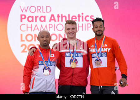 Daniel Wagner, Atsushi Yamamoto, Leon Schaefer bei der Siegerehrung für die T42 Weitsprung bei den World Para Leichtathletik WM, London Stockfoto