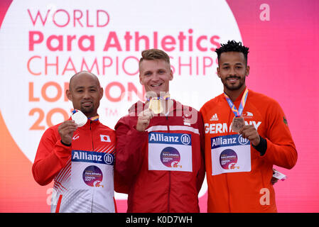 Daniel Wagner, Atsushi Yamamoto, Leon Schaefer bei der Siegerehrung für die T42 Weitsprung bei den World Para Leichtathletik WM, London Stockfoto