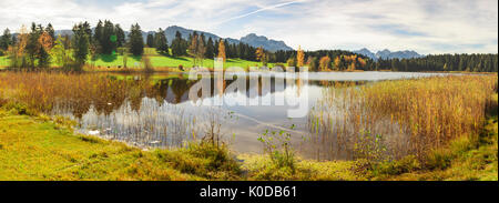 Panoramablick auf die Szene in Bayern, Deutschland, mit Bergen Spiegelung im See Stockfoto