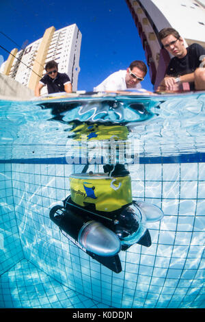 Video Ray ROV Training unter Wasser im Pool. Stockfoto