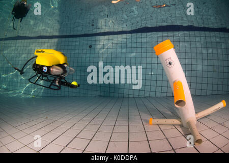 Video Ray ROV Training unter Wasser im Pool. Stockfoto