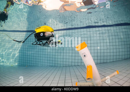 Video Ray ROV Training unter Wasser im Pool. Stockfoto