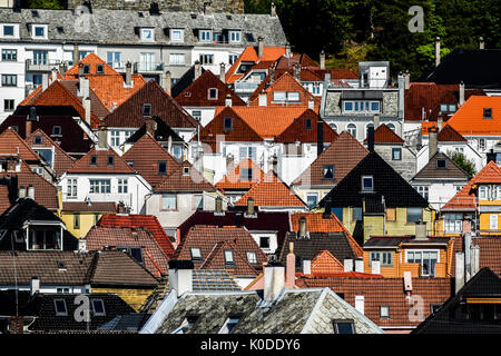 Die Dächer der Häuser in verschiedenen Farben und Formen in Bergen, Norwegen. Stockfoto