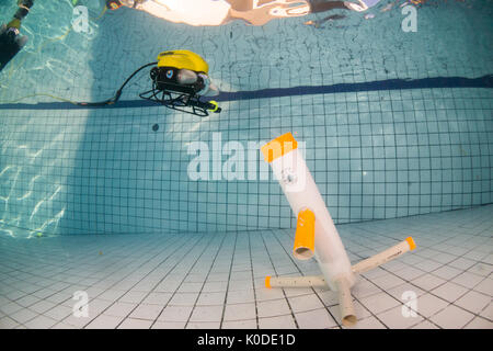 Video Ray ROV Training unter Wasser im Pool. Stockfoto