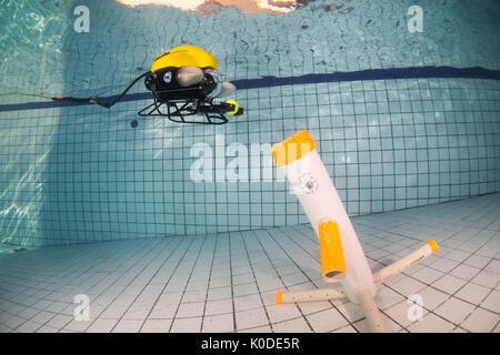 Video Ray ROV Training unter Wasser im Pool. Stockfoto