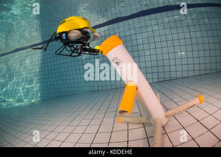 Video Ray ROV Training unter Wasser im Pool. Stockfoto