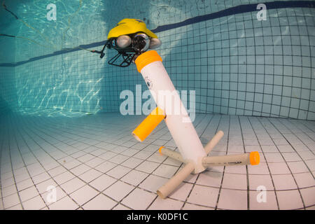 Video Ray ROV Training unter Wasser im Pool. Stockfoto