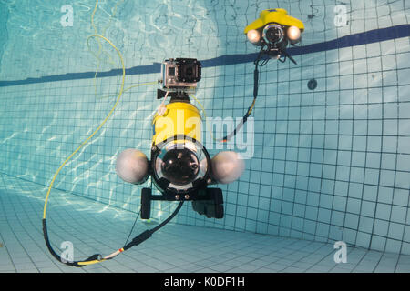 Video Ray ROV Training unter Wasser im Pool. Stockfoto