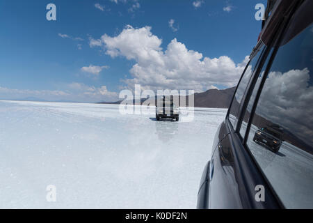 Südamerika, Anden, Altiplano, Bolivien, Salar de Uyuni, Autos auf Salt Lake Stockfoto