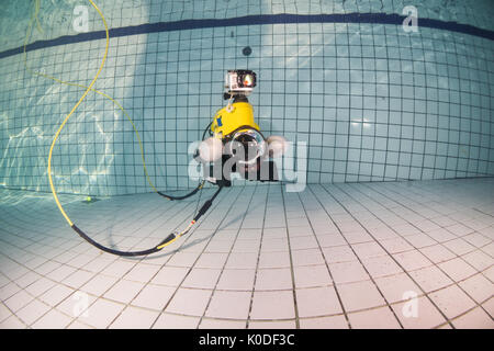 Video Ray ROV Training unter Wasser im Pool. Stockfoto