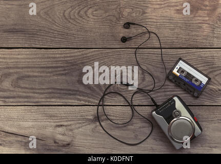 Vintage walkman Kassettenrecorder mit Ohrhörern und Kassette, retro style getonten Bild Stockfoto